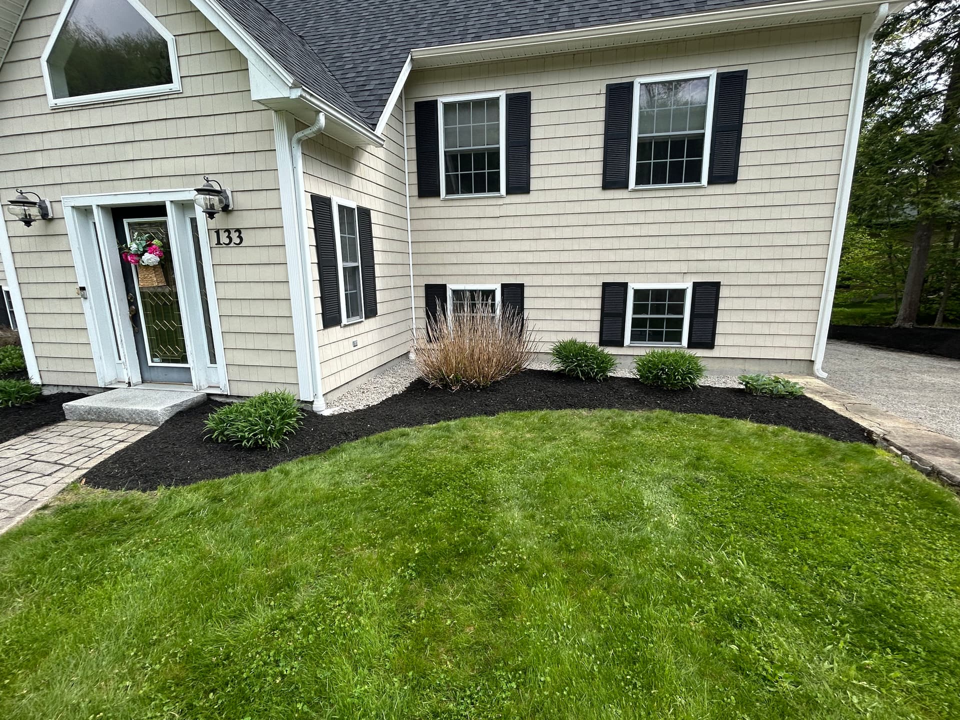 Gallery photos for Fresh Mulch, Clean Edges and a Mow That Ties It All Together: Image #1