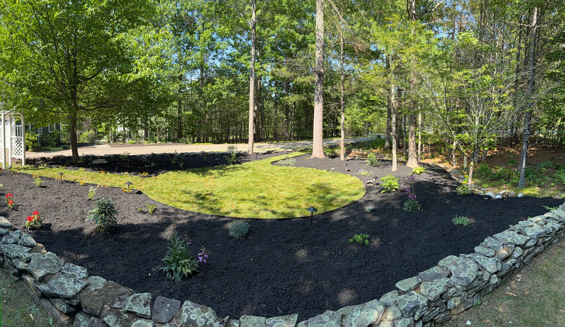 Gallery photos for Fresh Sod, Fresh Mulch and a Clean Finish: Image #1