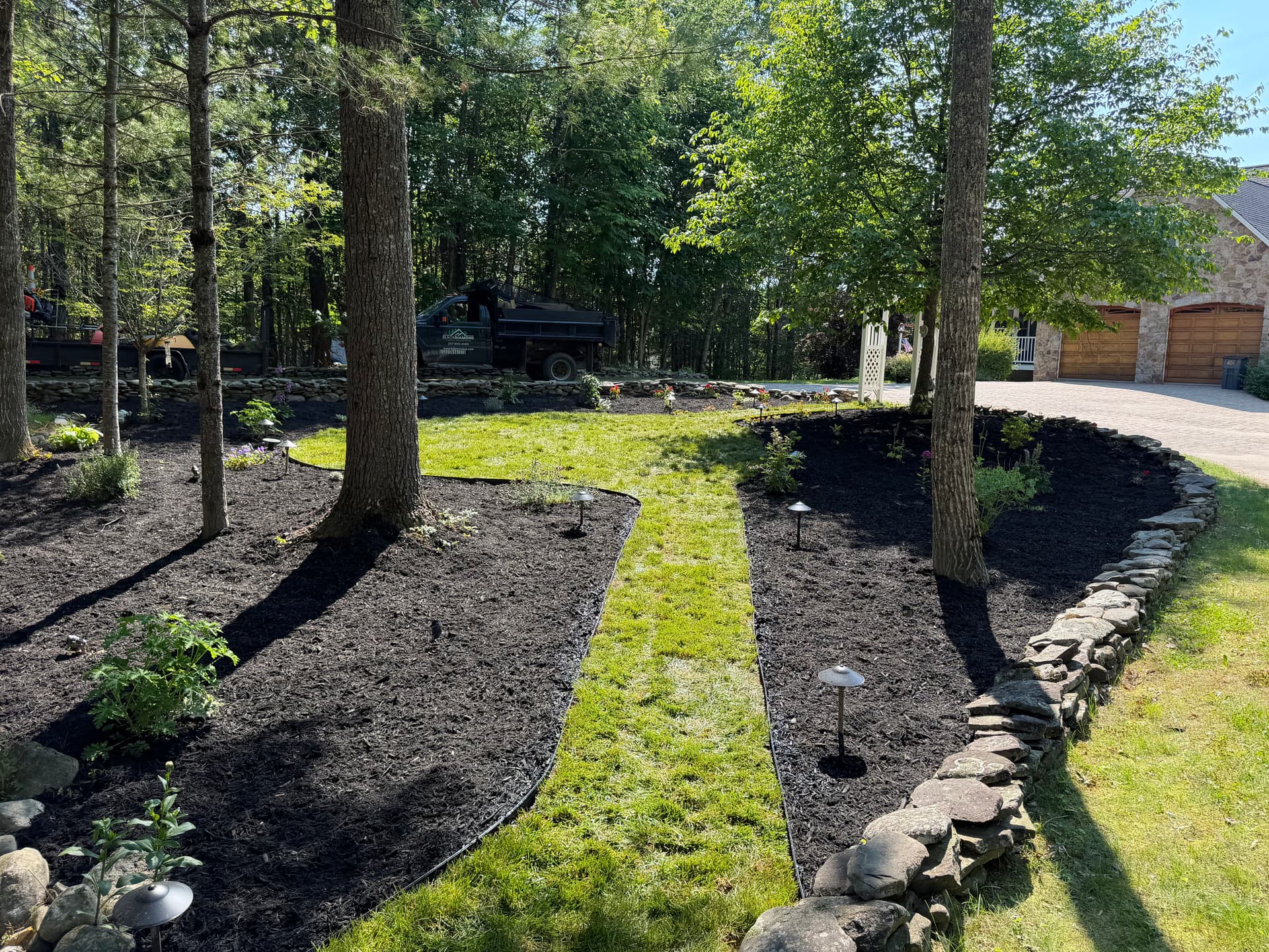 Gallery photos for Fresh Sod, Fresh Mulch and a Clean Finish: Image #2